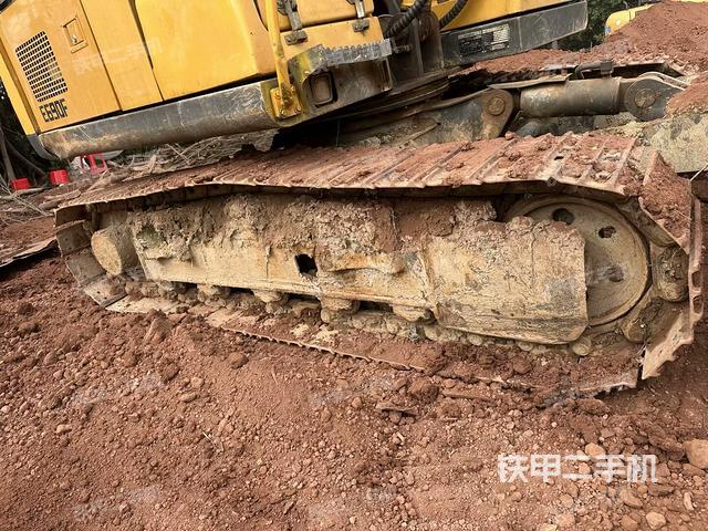 單側(cè)履帶整體(整機(jī)外觀) 單側(cè)履帶整體(整機(jī)外觀)
