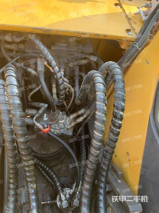 回轉(zhuǎn)馬達(dá)和主控閥（整機(jī)外觀）