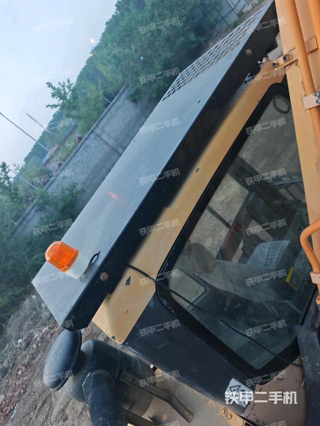 駕駛室頂部(整機(jī)外觀) 駕駛室頂部(整機(jī)外觀)