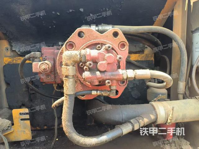 液壓泵艙室正面整體(整機外觀) 液壓泵艙室正面整體(整機外觀)