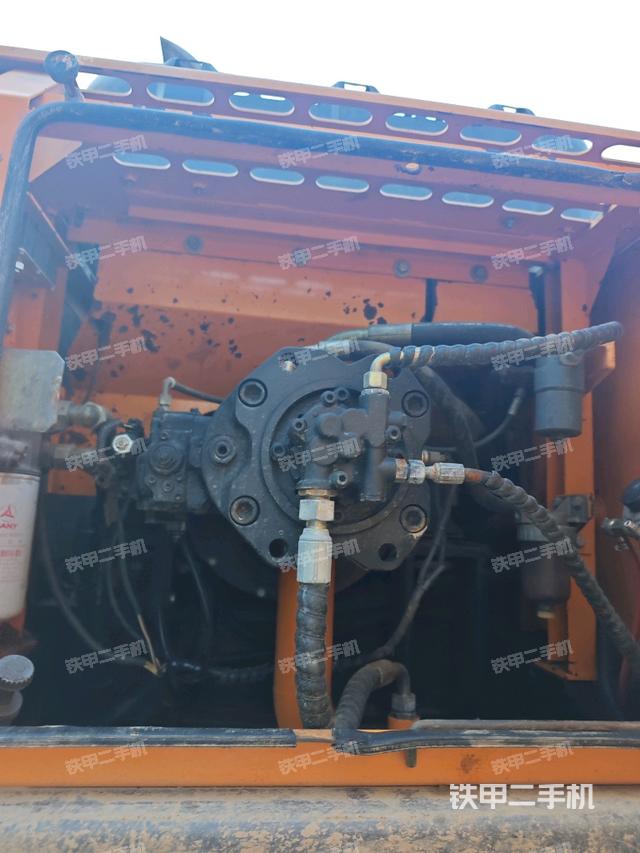 液壓泵艙室正面整體(整機(jī)外觀) 液壓泵艙室正面整體(整機(jī)外觀)
