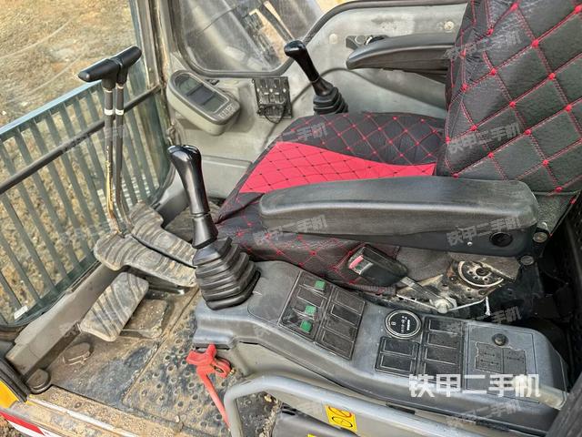 駕駛室整體(整機外觀) 駕駛室整體(整機外觀)