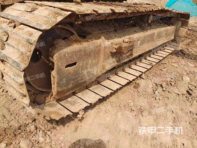 單側(cè)履帶整體(整機(jī)外觀) 單側(cè)履帶整體(整機(jī)外觀)