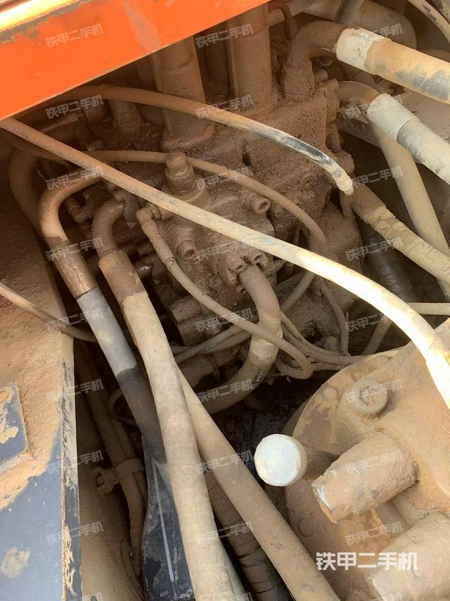 回转马达和主控阀(整机外观) 回转马达和主控阀(整机外观)