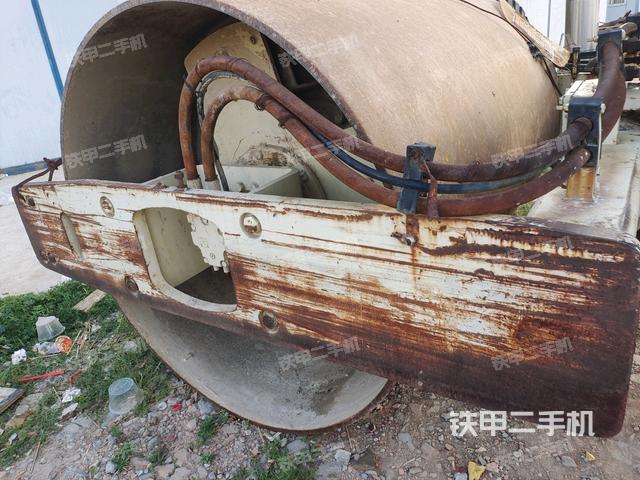 前輪右側(cè)減震塊連接及部件（壓路機(jī)前后車架）