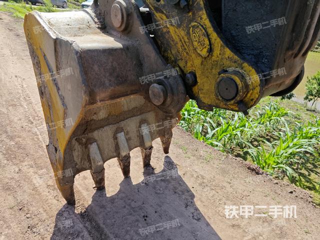 鏟斗右后整體(工作和回轉(zhuǎn)裝置) 鏟斗右后整體(工作和回轉(zhuǎn)裝置)