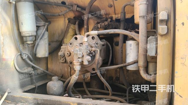 液壓泵艙室正面整體(整機(jī)外觀) 液壓泵艙室正面整體(整機(jī)外觀)