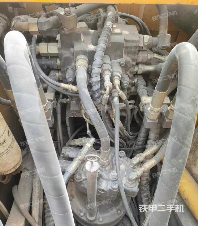 回轉(zhuǎn)馬達和主控閥(整機外觀) 回轉(zhuǎn)馬達和主控閥(整機外觀)