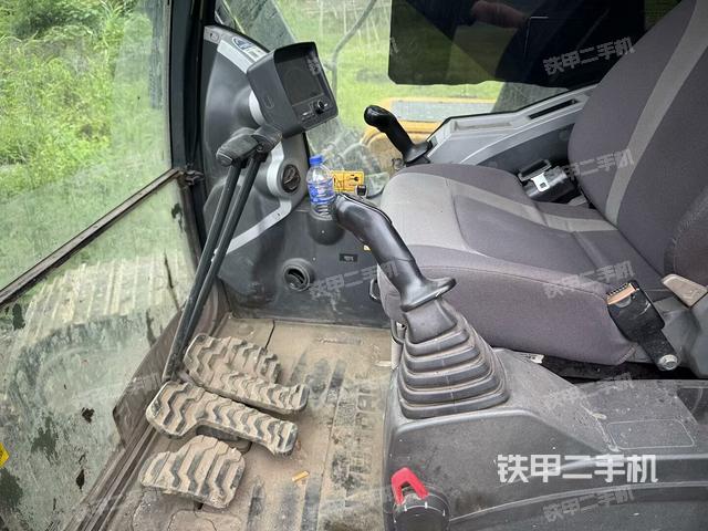 駕駛室整體(整機(jī)外觀) 駕駛室整體(整機(jī)外觀)