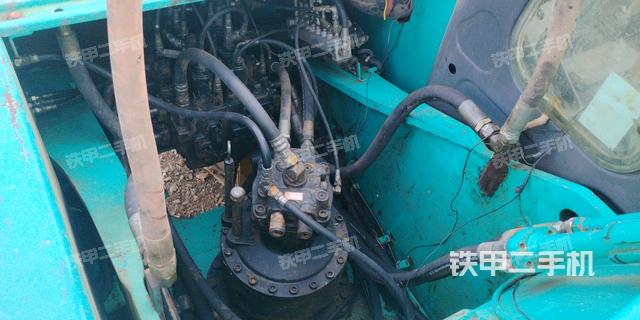 回转马达和主控阀（整机外观）