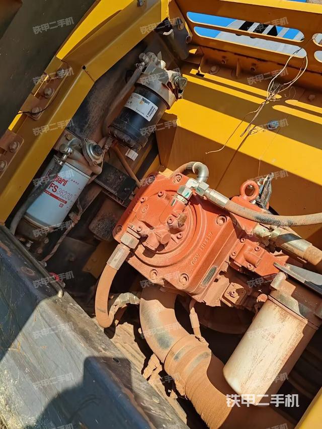 液压泵舱室正面整体（整机外观）