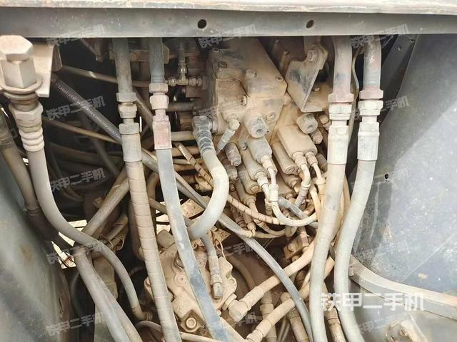 回轉(zhuǎn)馬達(dá)和主控閥(整機(jī)外觀) 回轉(zhuǎn)馬達(dá)和主控閥(整機(jī)外觀)