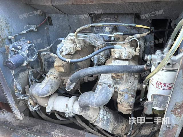 液壓泵艙室正面整體(整機外觀) 液壓泵艙室正面整體(整機外觀)