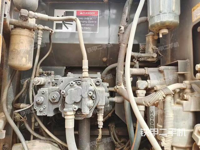 液壓泵艙室正面整體(整機(jī)外觀) 液壓泵艙室正面整體(整機(jī)外觀)