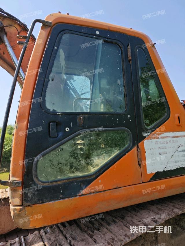 駕駛室左前45度(駕駛室部分) 駕駛室左前45度(駕駛室部分)