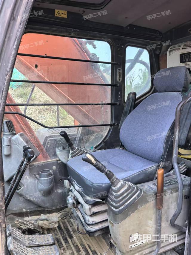 駕駛室整體(整機外觀) 駕駛室整體(整機外觀)