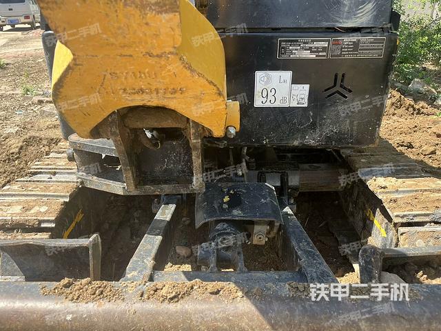 回轉(zhuǎn)馬達(dá)和主控閥(整機(jī)外觀) 回轉(zhuǎn)馬達(dá)和主控閥(整機(jī)外觀)