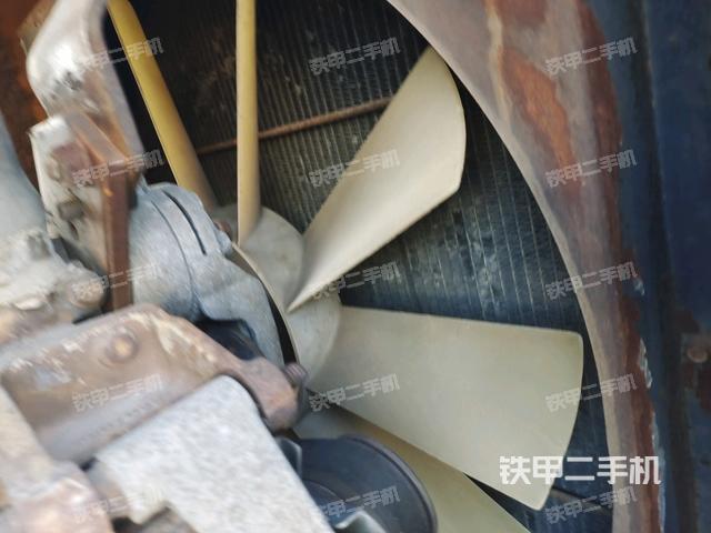 發(fā)動(dòng)機(jī)右側(cè)全景（壓路機(jī)發(fā)動(dòng)機(jī)艙）