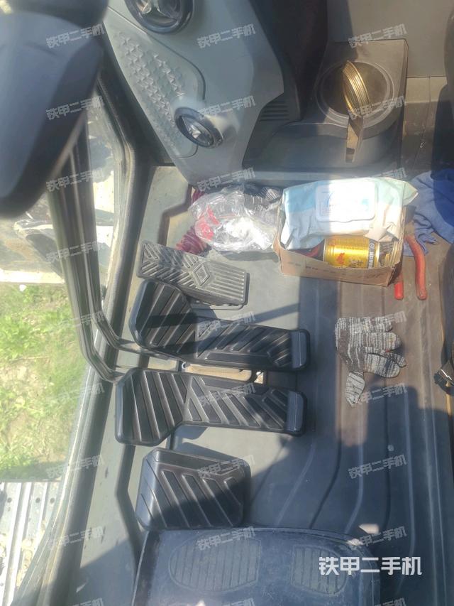 行走控制手柄和踏板?俯拍（駕駛室部分）
