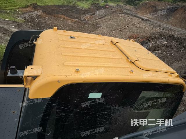 駕駛室頂部(整機(jī)外觀) 駕駛室頂部(整機(jī)外觀)