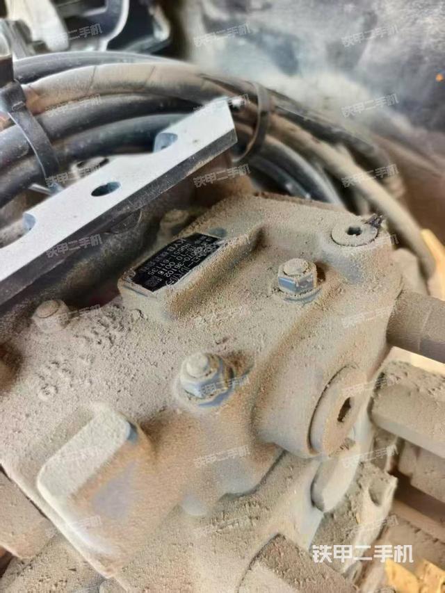 液壓泵艙室正面整體(整機外觀) 液壓泵艙室正面整體(整機外觀)