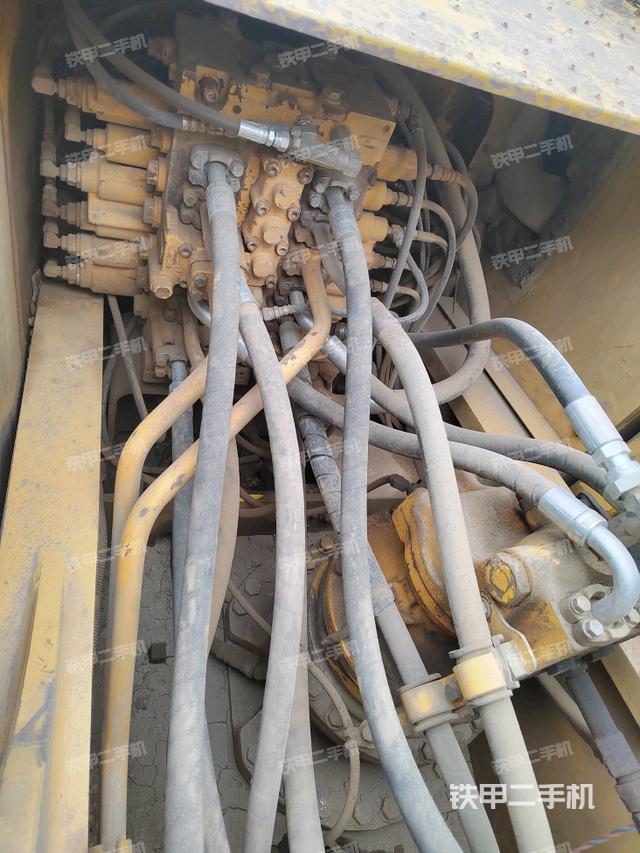 回轉(zhuǎn)馬達(dá)和主控閥（整機(jī)外觀）