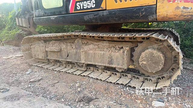 单侧履带整体(整机外观) 单侧履带整体(整机外观)