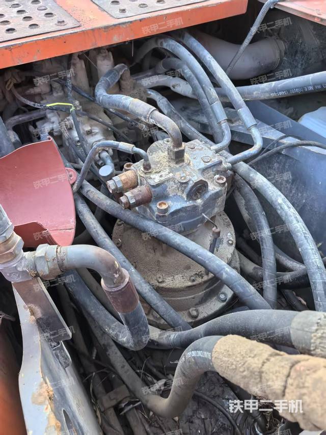 回轉(zhuǎn)馬達和主控閥(整機外觀) 回轉(zhuǎn)馬達和主控閥(整機外觀)