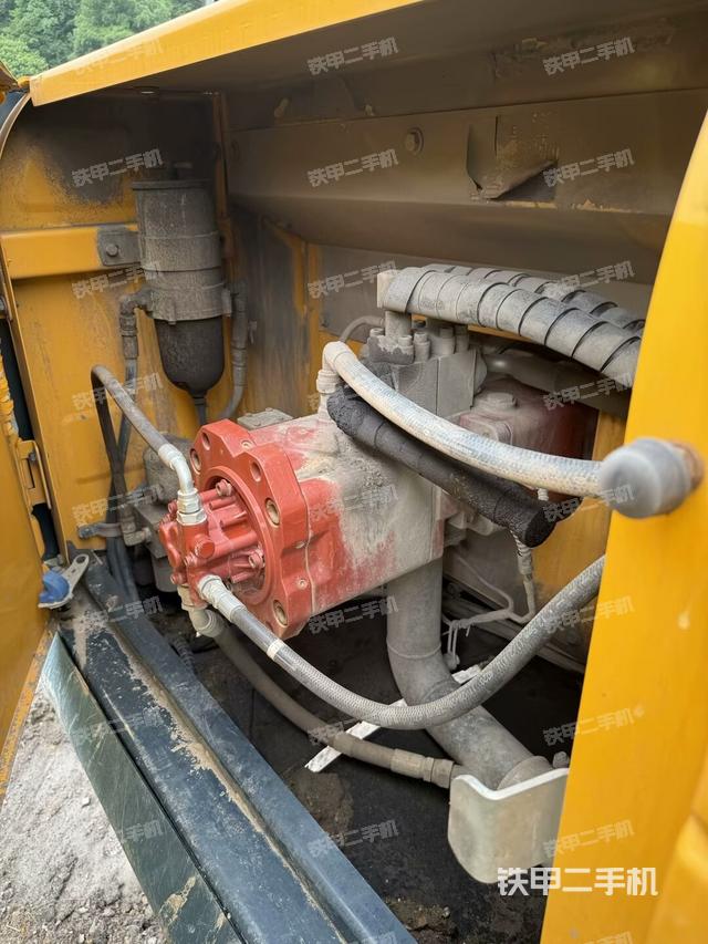 液壓泵艙室正面整體(整機(jī)外觀) 液壓泵艙室正面整體(整機(jī)外觀)