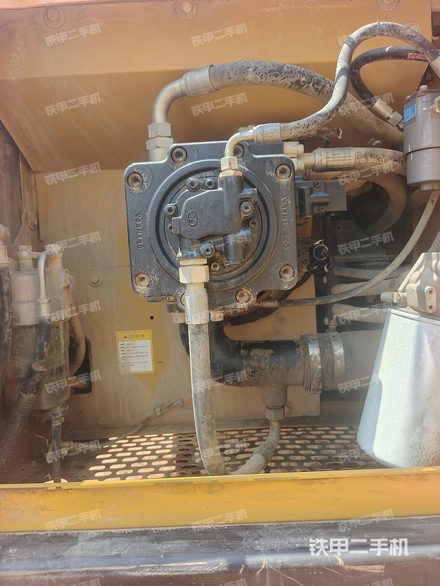 液压泵舱室正面整体（整机外观）