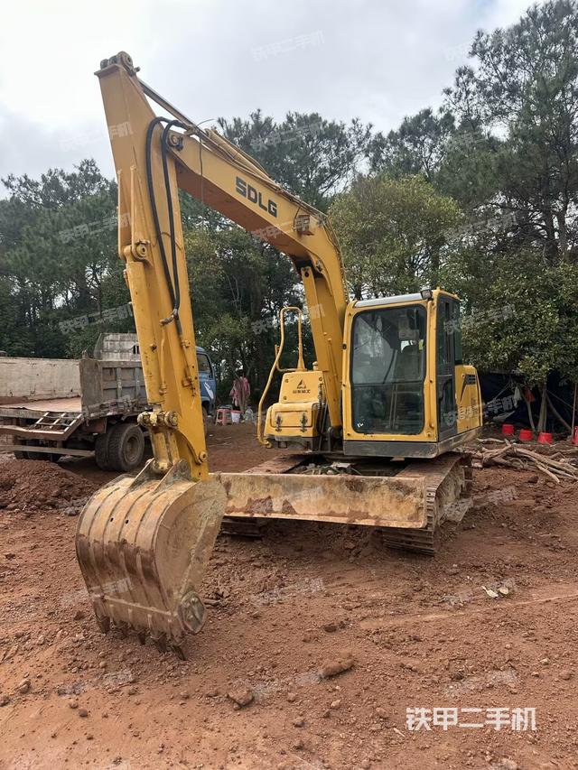 山東臨工E690F挖掘機(jī)