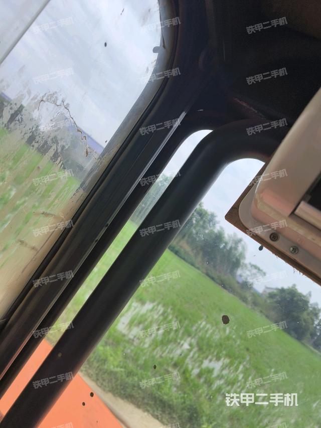 行走控制手柄和踏板?俯拍(駕駛室部分) 行走控制手柄和踏板?俯拍(駕駛室部分)