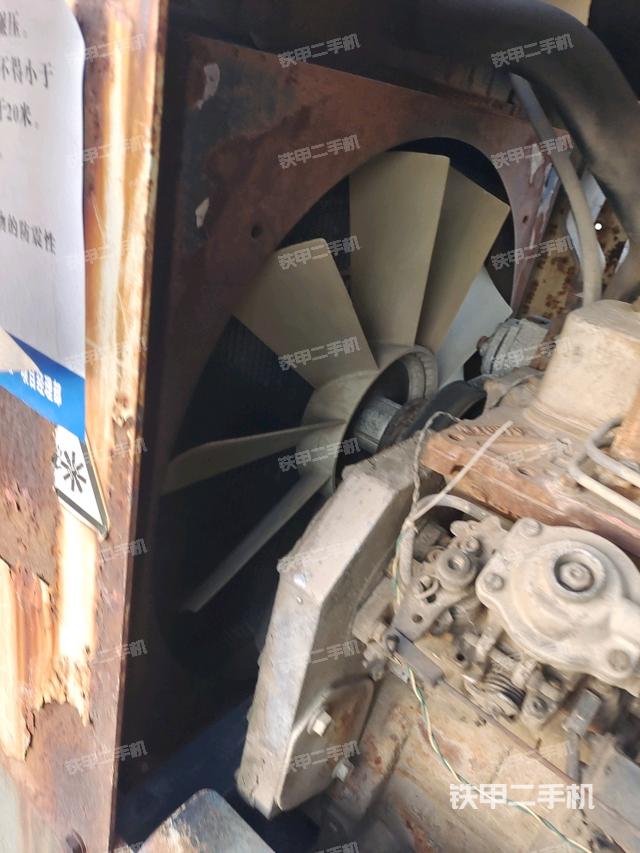 發(fā)動(dòng)機(jī)左側(cè)全景（壓路機(jī)發(fā)動(dòng)機(jī)艙）