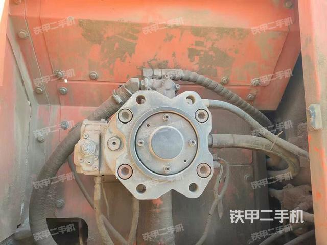 液壓泵艙室正面整體(整機(jī)外觀) 液壓泵艙室正面整體(整機(jī)外觀)