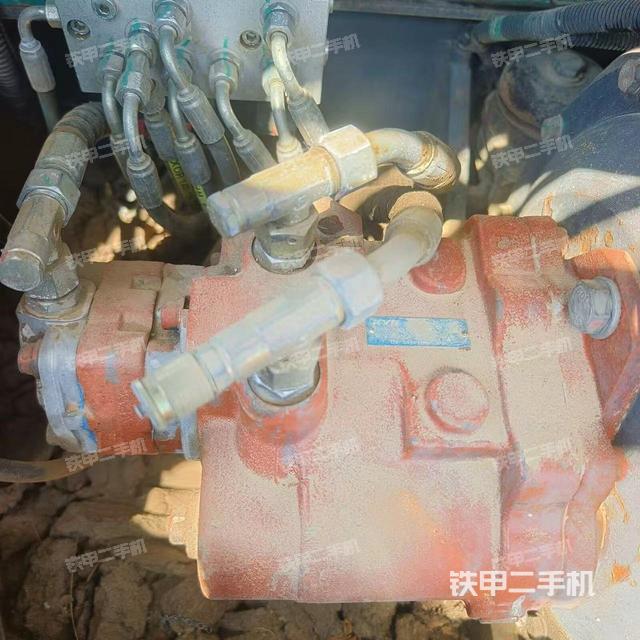 液压泵舱室正面整体（整机外观）