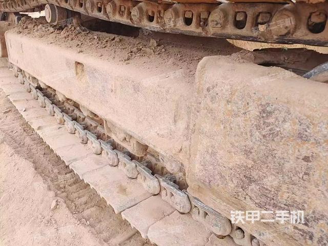 單側(cè)履帶整體(整機(jī)外觀) 單側(cè)履帶整體(整機(jī)外觀)