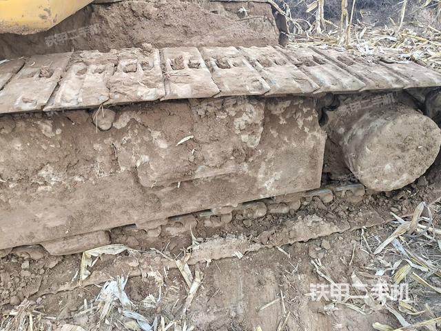 單側(cè)履帶整體(整機(jī)外觀) 單側(cè)履帶整體(整機(jī)外觀)