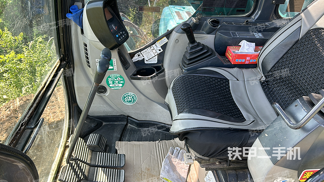 駕駛室整體(整機(jī)外觀) 駕駛室整體(整機(jī)外觀)