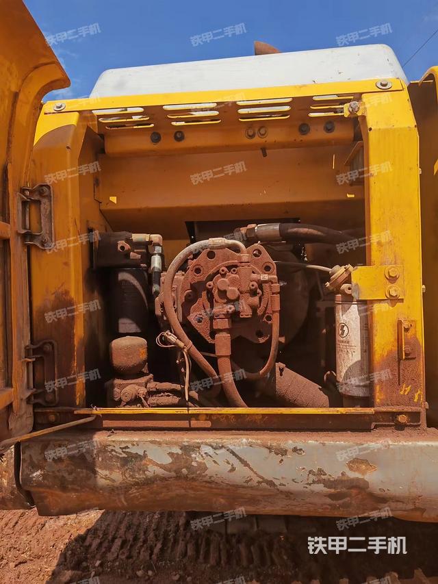 液压泵舱室正面整体（整机外观）