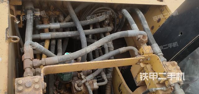 回转马达和主控阀(整机外观) 回转马达和主控阀(整机外观)