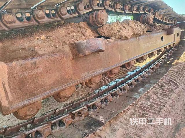 單側(cè)履帶整體(整機(jī)外觀) 單側(cè)履帶整體(整機(jī)外觀)