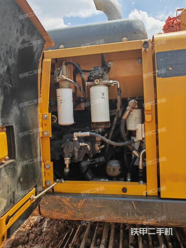 液壓泵艙室正面整體(整機(jī)外觀) 液壓泵艙室正面整體(整機(jī)外觀)