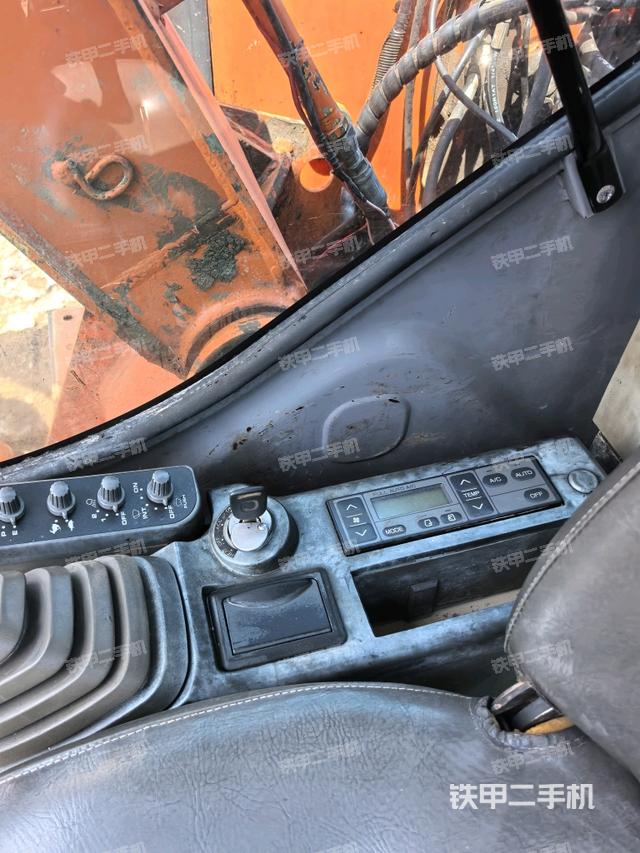 座椅左侧控制台/音响/含左手柄（驾驶室部分）