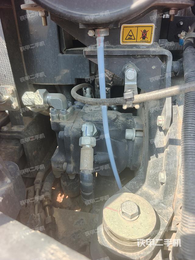 液壓泵艙室正面整體(整機(jī)外觀) 液壓泵艙室正面整體(整機(jī)外觀)