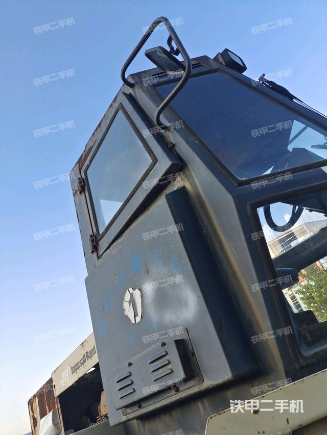 左側(cè)正面照（壓路機(jī)駕駛室）