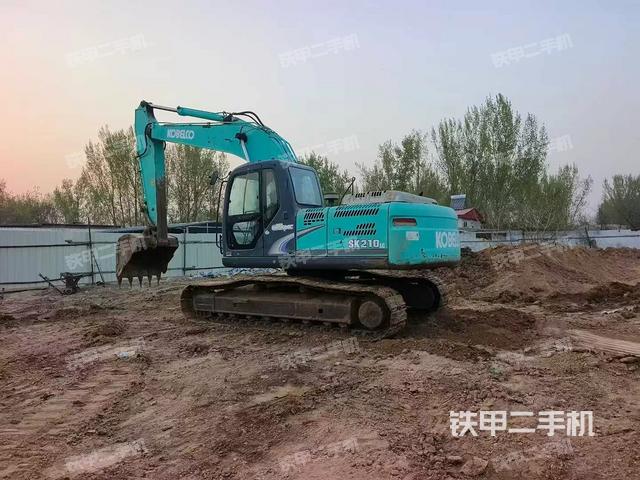 駕駛室頂部（整機外觀）