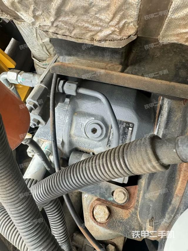 液壓泵艙室正面整體(整機(jī)外觀) 液壓泵艙室正面整體(整機(jī)外觀)