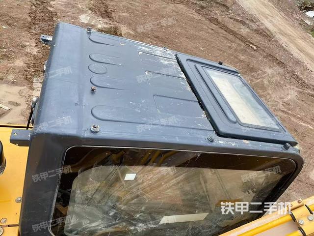 駕駛室頂部(整機(jī)外觀) 駕駛室頂部(整機(jī)外觀)