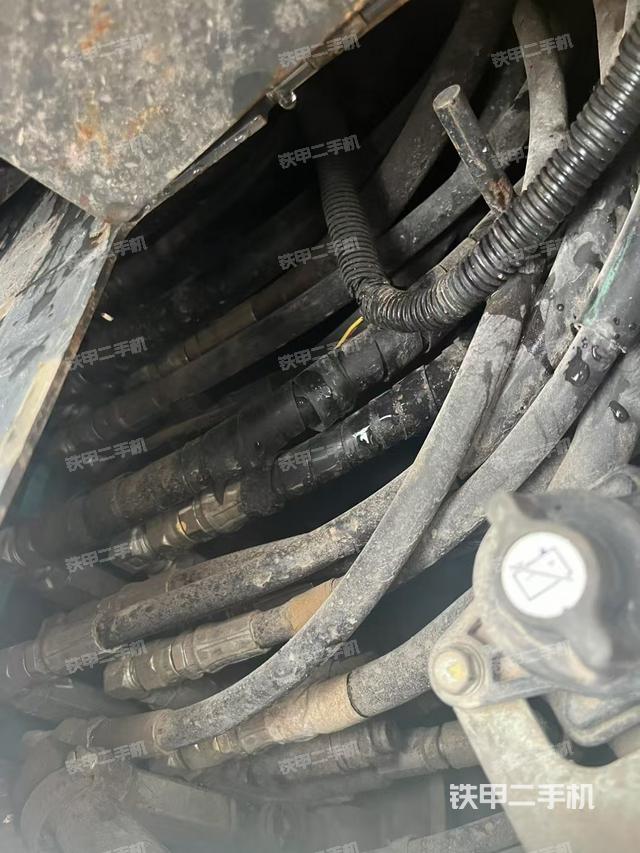 回转马达和主控阀（整机外观）