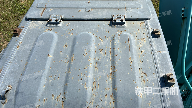 駕駛室頂部(整機(jī)外觀) 駕駛室頂部(整機(jī)外觀)